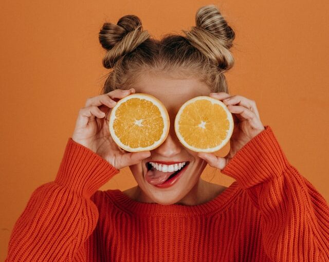 Frau mit Orangen auf den Augen