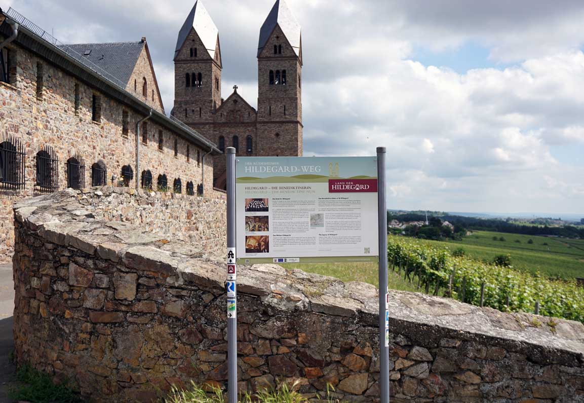 Infotafel Hildegardweg am Kloster Eibingen