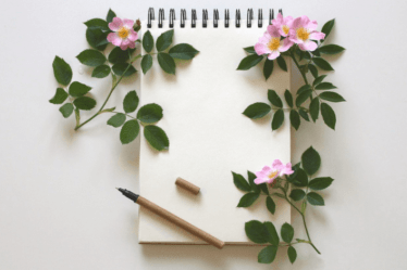 leeres weisses Blatt mit rose Blumen Tagebuch Journaling