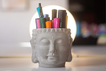 Buddha Figur mit Malstiften für mehr Kreativität