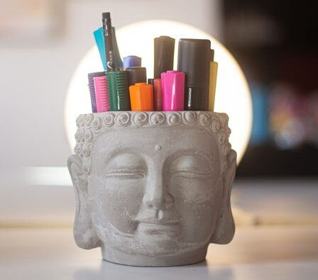 Buddha Figur mit Malstiften für mehr Kreativität