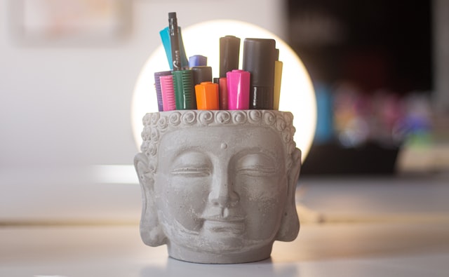 Buddha Figur mit Malstiften für mehr Kreativität